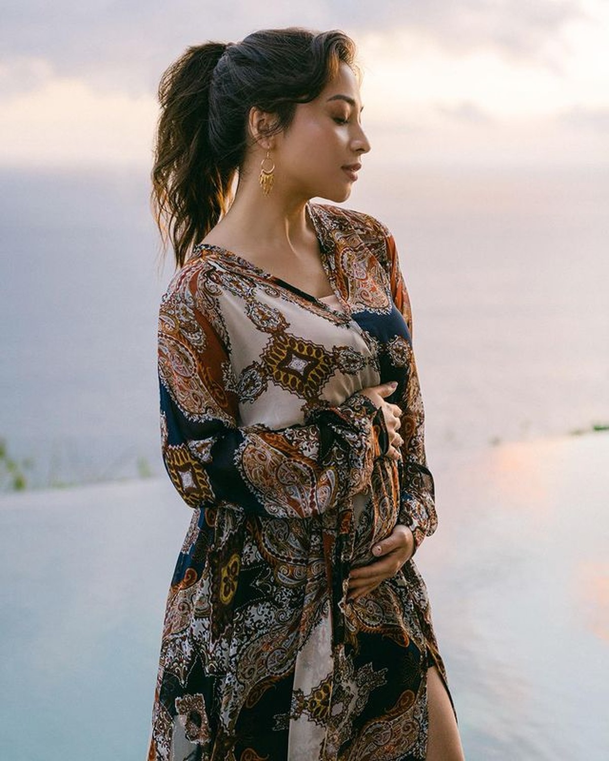 Nikita Willy sedang menikmati masa-masa kehamilan pertamanya&comma; ia pun memamerkan baby bump yang mulai terlihat&period; Yuk intip&excl;