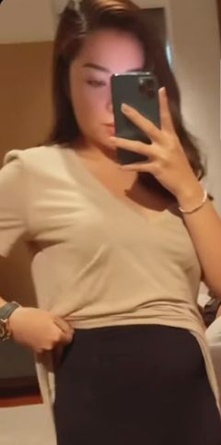 Nikita Willy sedang menikmati masa-masa kehamilan pertamanya, ia pun memamerkan baby bump yang mulai terlihat. Yuk intip!