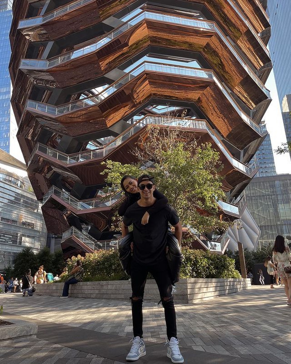 Rachel Vennya dan Salim Nauderer sedang jadi sorotan publik usai dikabarkan kabur dan sekamar saat karantina&period; Yuk intip&excl;