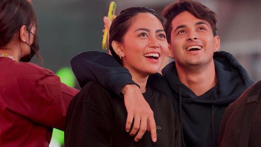 Rachel Vennya dan Salim Nauderer sedang jadi sorotan publik usai dikabarkan kabur dan sekamar saat karantina. Yuk intip!