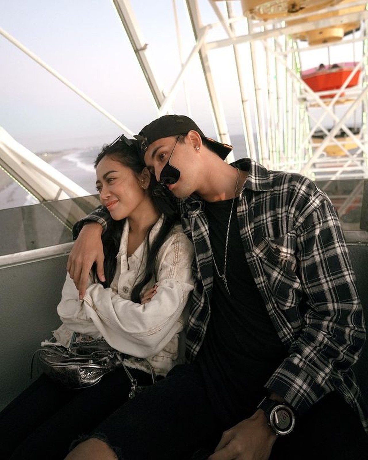 Rachel Vennya dan Salim Nauderer sedang jadi sorotan publik usai dikabarkan kabur dan sekamar saat karantina&period; Yuk intip&excl;