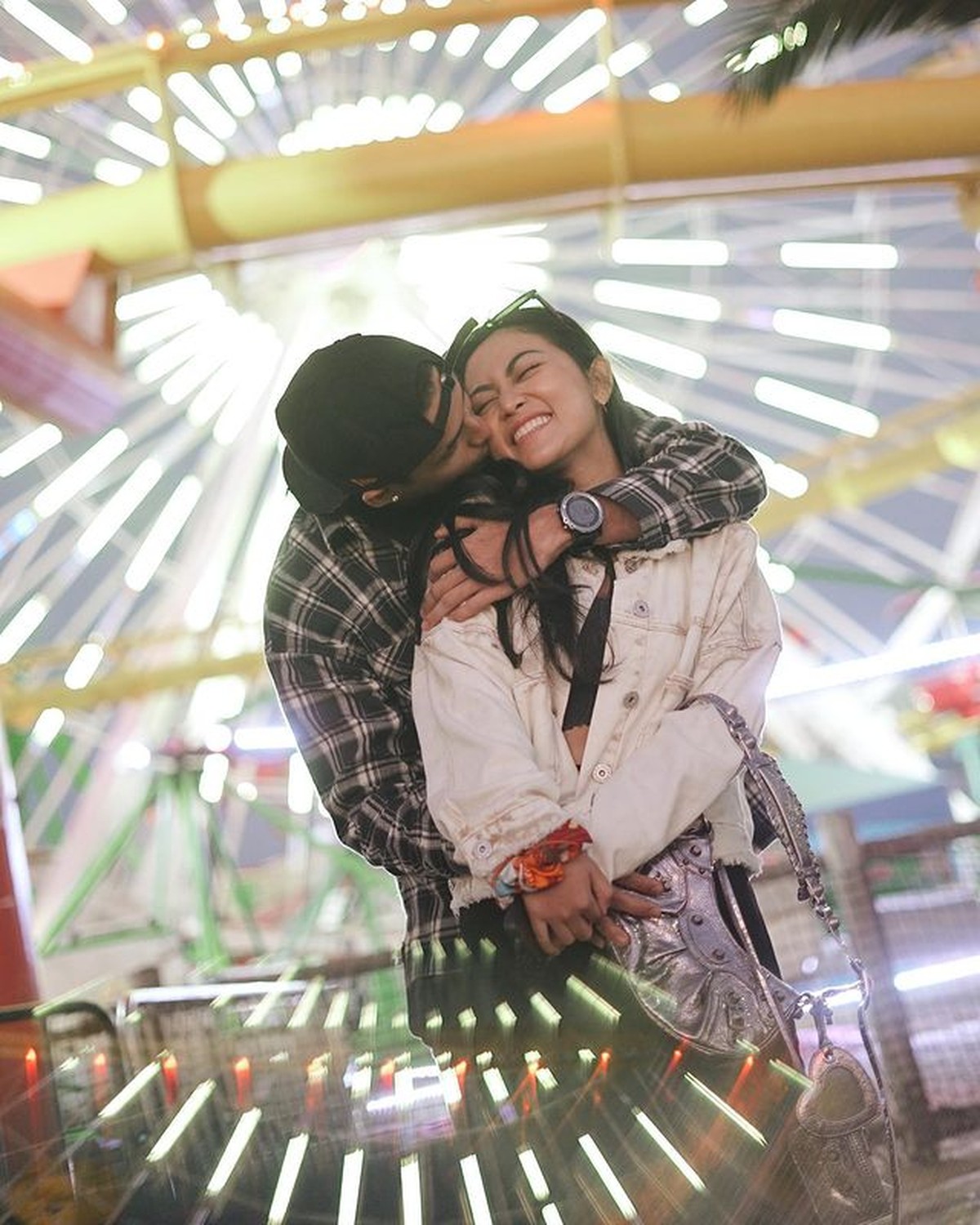 Rachel Vennya dan Salim Nauderer sedang jadi sorotan publik usai dikabarkan kabur dan sekamar saat karantina&period; Yuk intip&excl;