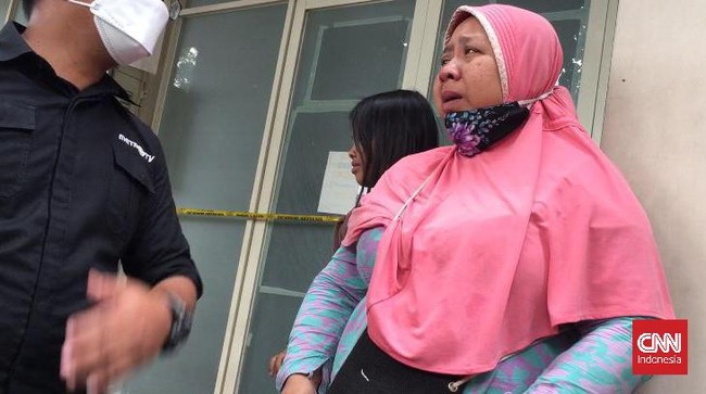 "Dikasih info anak saya jangan ke kantor dulu. Karena sudah banyak polisi," kata Liswati, yang biasa mengantar makan siang anaknya di PT Indo Tekno Nusantara.