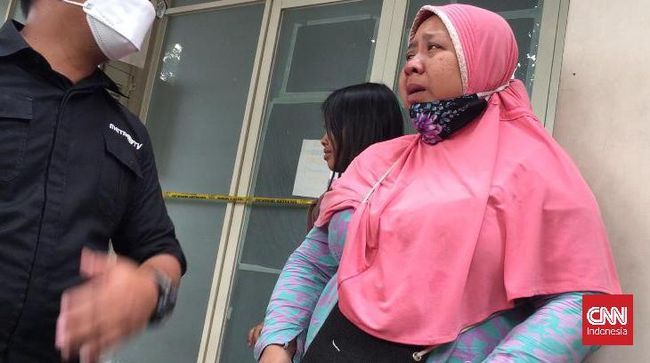 Ibu Menangis Saat Anak Bekerja di Pinjol Diangkut Polisi