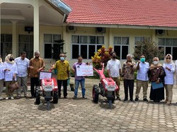 Andre Rosiade Serahkan 5 Traktor Tangan untuk Kelompok Tani di Sumbar