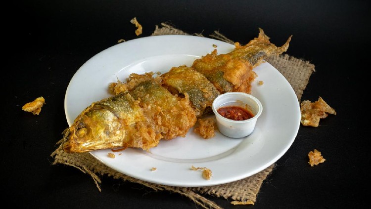 bandeng presto Bandeng Presto Goreng. Fried tendered-bone milkfish served with traditional side dishes