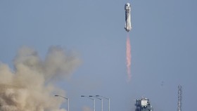 Blue Origin Kembali Kirim Rombongan Jalan-jalan ke Luar Angkasa