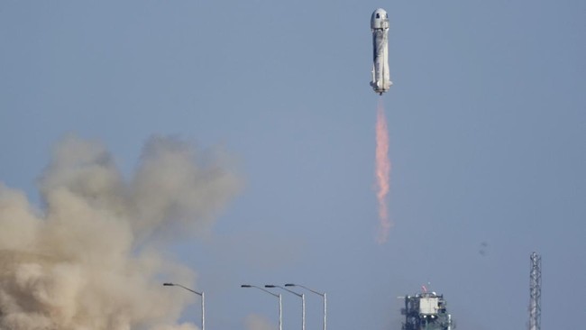 Blue Origin kembali berhasil mengirimkan rombongan wisatawan ke luar angkasa berjalan-jalan keluar dari orbit Bumi pada Sabtu (11/12).