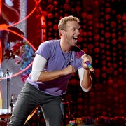Kocak! Chris Martin Berpantun di Konser Coldplay Jakarta: Boleh Dong Pinjam Seratus