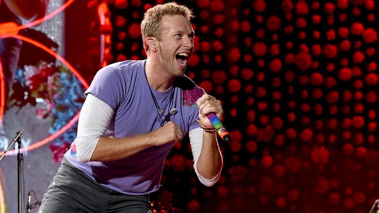 NEW YORK, NEW YORK - SEPTEMBER 23: Chris Martin of Coldplay performs live at The Apollo Theater for SiriusXM and Pandora's Small Stage Series in Harlem, NY on September 23, 2021 in New York City.   Theo Wargo/Getty Images for SiriusXM/AFP (Photo by Theo Wargo / GETTY IMAGES NORTH AMERICA / Getty Images via AFP)