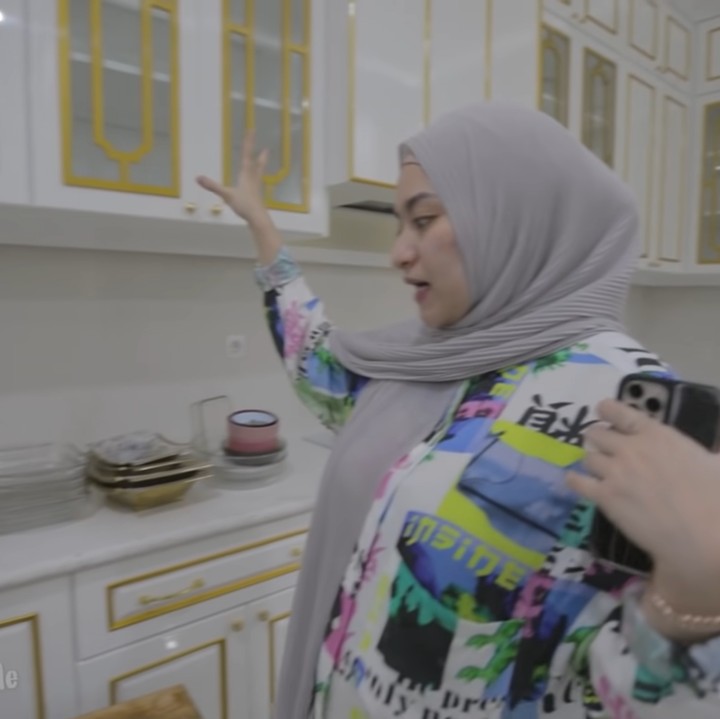 <p>Sementara itu, Nathalie juga menyediakan area khusus untuk para ART yang ingin memasak. Dapur terlihat lebih rapi dengan perabotan yang minimalis. (Foto: YouTube Sule Family)</p>