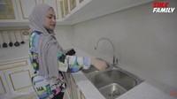 <p>Nathalie Holscher juga mengganti wastafelnya serta memisahkan tempat untuk mencuci piring dan tangan. Ia ingin area wastafel jadi lebih higienis. (Foto: YouTube Sule Family)</p>