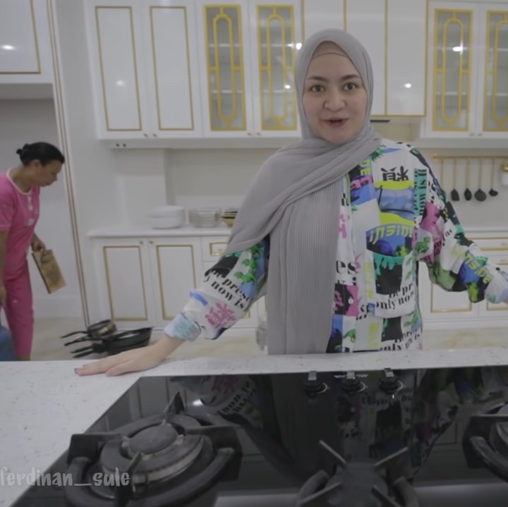 <p>Di bagian tengah dapur, Nathalie Holscher mempersiapkan meja khusus untuk dirinya membuat vlog memasak. Tak ada yang boleh memakainya selain Nathalie, Bunda. (Foto: YouTube Sule Family)</p>
