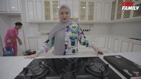 <p>Di bagian tengah dapur, Nathalie Holscher mempersiapkan meja khusus untuk dirinya membuat vlog memasak. Tak ada yang boleh memakainya selain Nathalie, Bunda. (Foto: YouTube Sule Family)</p>
