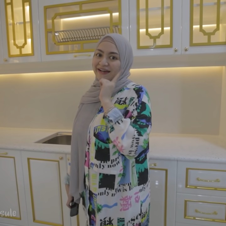 <p>Nathalie Holscher tengah bersemangat merombak dapur rumahnya. Dapur tersebut direnovasi hingga menghabiskan dana Rp500 juta, Bunda. (Foto: YouTube Sule Family)</p>