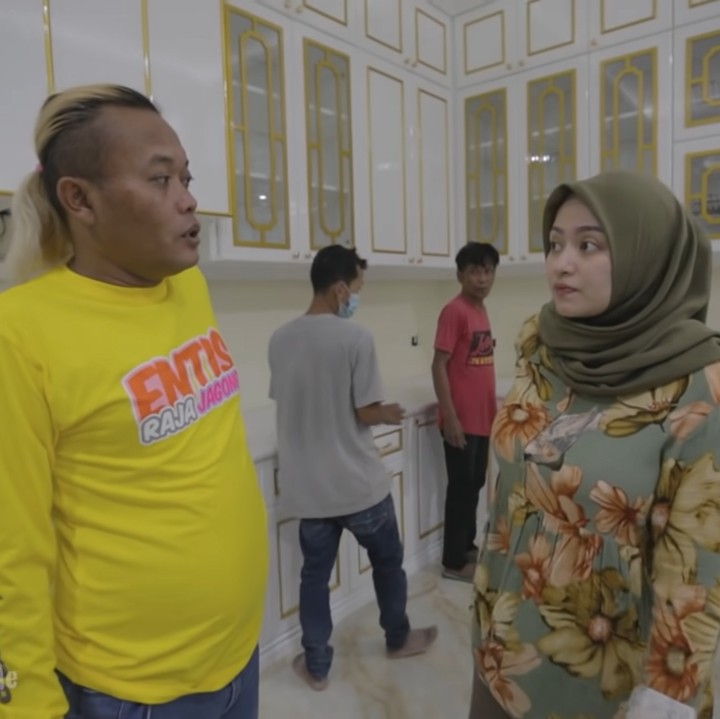 <p>Meski menghabiskan ratusan juta untuk renovasi, Nathalie Holscher tidak meminta uang dari Sule lho. Ia menggunakan uang saku miliknya sendiri untuk renovasi. (Foto: YouTube Sule Family)</p>