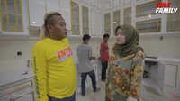 <p>Meski menghabiskan ratusan juta untuk renovasi, Nathalie Holscher tidak meminta uang dari Sule lho. Ia menggunakan uang saku miliknya sendiri untuk renovasi. (Foto: YouTube Sule Family)</p>