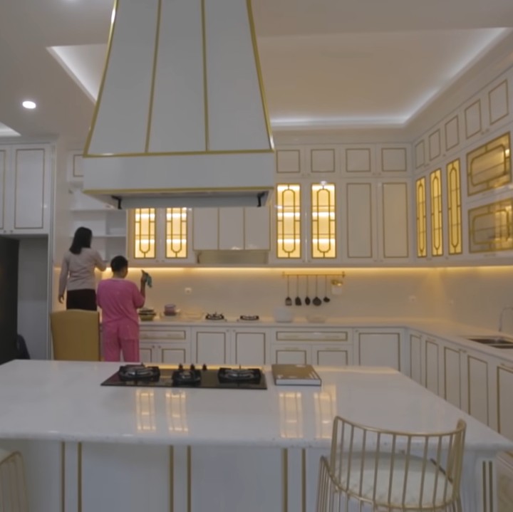 <p>Nathalie Holscher akhirnya merenovasi dapur tersebut jadi lebih terang. Dominasi warna putih dan lampu bernuansa hangat membuat dapurnya terlihat lebih luas dan mewah. (Foto: YouTube Sule Family)</p>