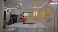 <p>Nathalie Holscher akhirnya merenovasi dapur tersebut jadi lebih terang. Dominasi warna putih dan lampu bernuansa hangat membuat dapurnya terlihat lebih luas dan mewah. (Foto: YouTube Sule Family)</p>