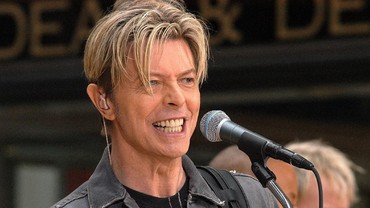 Lirik Lagu Space Oddity - David Bowie