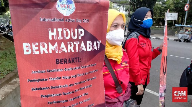 Ratusan kelas pekerja melakukan aksi memperingati organisasi buruh sedunia, serta setahun omnibus law UU Ciptaker di sejumlah wilayah di Indonesia.