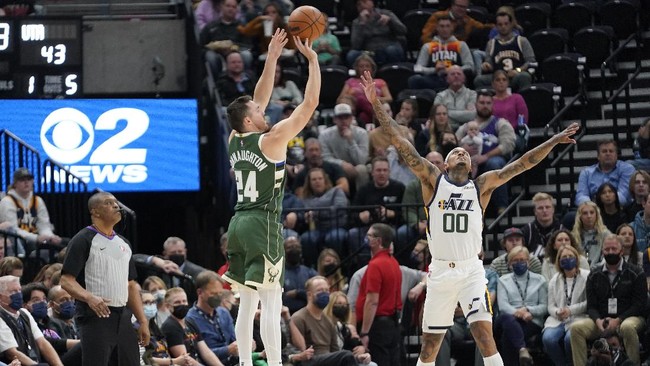 FOTO: Juara Bertahan Bucks Tumbang di Tangan Jazz di Pramusim