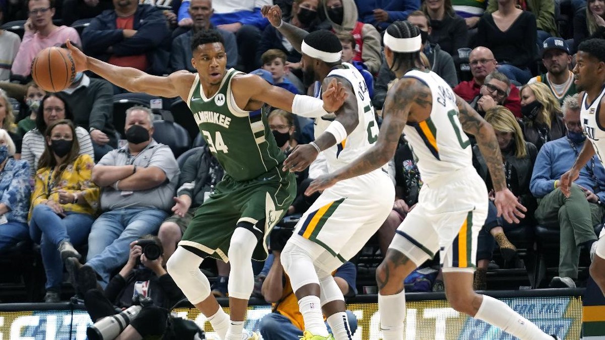 FOTO: Juara Bertahan Bucks Tumbang di Tangan Jazz di Pramusim