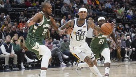 FOTO: Juara Bertahan Bucks Tumbang di Tangan Jazz di Pramusim