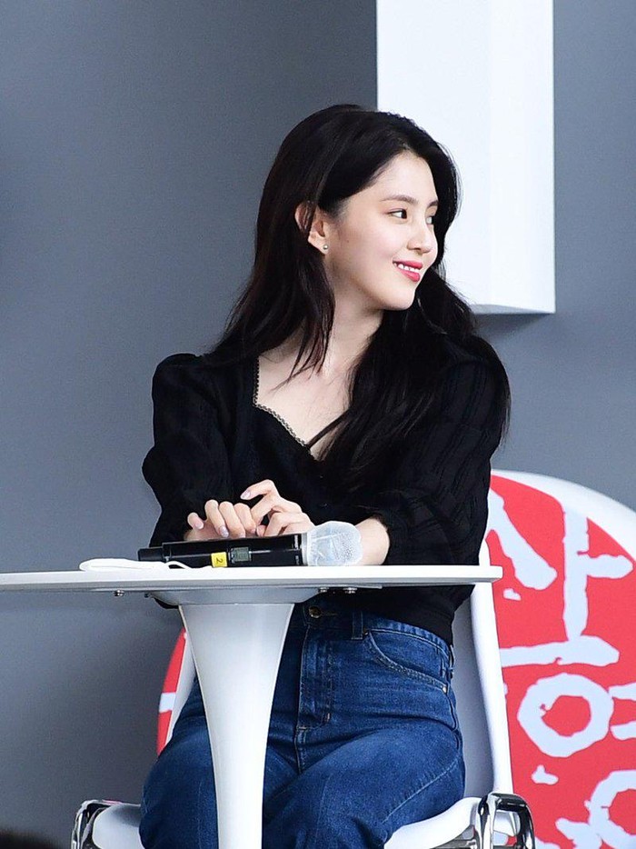 Busan International Film Festival (BIFF) 2021 ini berlangsung selama beberapa hari. Setelah tampil di red carpet, Han So Hee juga hadir di sesi open talk di BIFF 2021 untuk dramanya, My Name./Foto: twitter.com/hsoheepics