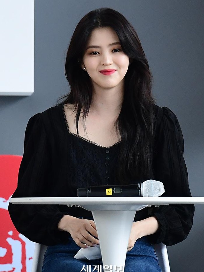Mengenakan high-waisted jeans berwarna biru dan blus berwarna hitam, Han So Hee memamerkan gaya casual dengan sentuhan chic. Warna hitam tersebut pun terlihat kontras dengan kulitnya yang tergolong fair skin./Foto: twitter.com/hsoheepics