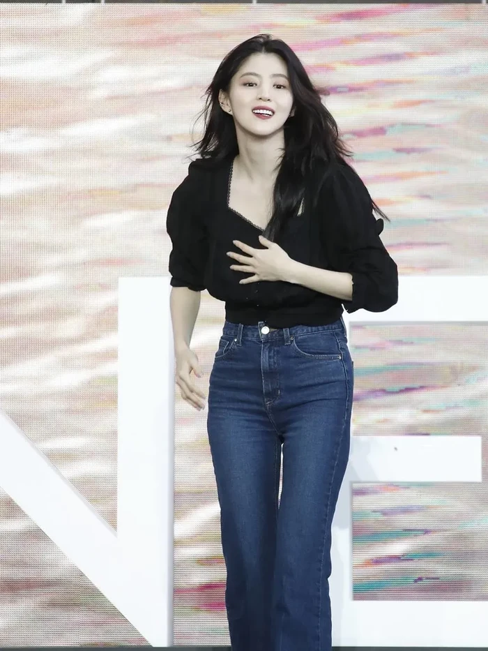 Selama proses syuting My Name, Han So Hee mengaku kalau berat badannya bertambah hingga 10 kilogram. Namun, banyak fans yang terkejut sekaligus heran karena aktris satu ini tetap terlihat langsing. Bagaimana menurutmu, Beauties?/Foto: newsdirectory3.com