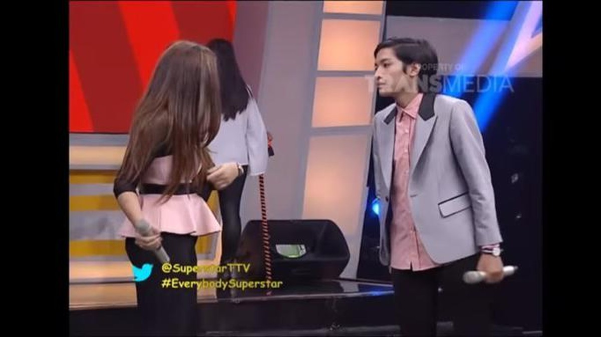 Penampilan Millendaru selalu jadi sorotan&comma; potret lawasnya gagah saat pakai jas curi perhatian&period; Yuk intip&excl;