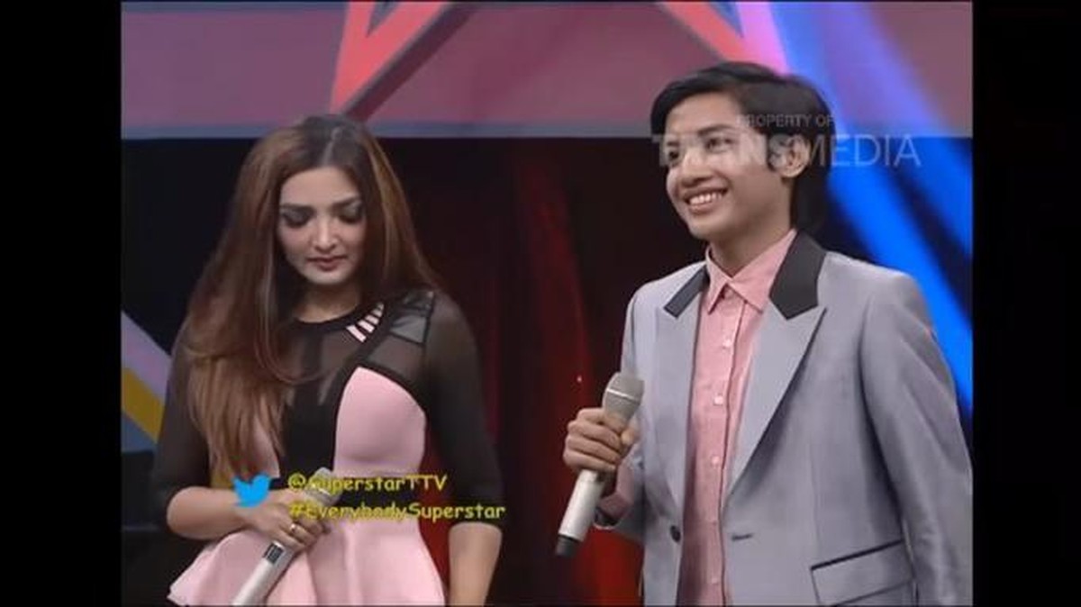 Penampilan Millendaru selalu jadi sorotan&comma; potret lawasnya gagah saat pakai jas curi perhatian&period; Yuk intip&excl;