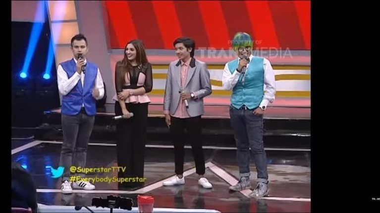 Intip 7 Penampilan Millendaru Tampil Gagah dalam Balutan Jas Penampilan Millendaru selalu jadi sorotan, potret lawasnya gagah saat pakai jas curi perhatian. Yuk intip!