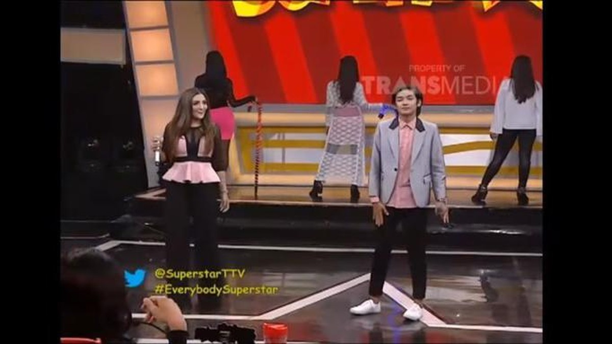 Penampilan Millendaru selalu jadi sorotan&comma; potret lawasnya gagah saat pakai jas curi perhatian&period; Yuk intip&excl;