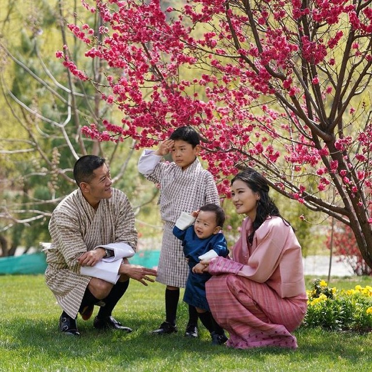 Raja Jigme Khesar dan Ratu Jetsun Pema merayakan ulang tahun pernikahan mereka yang ke 10. Yuk intip potret bahagia mereka!