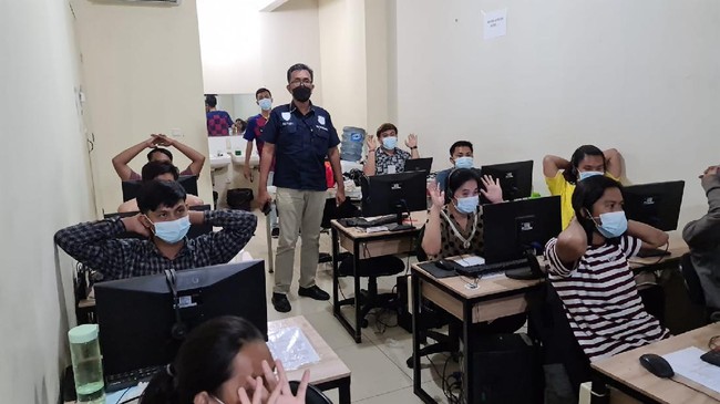 Polisi memburu bisnis pinjaman online (pinjol) ilegal setelah praktik rentenir tersebut memakan banyak korban. Bahkan ada peminjam yang bunuh diri.