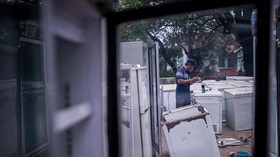 FOTO: Perang Jasa Reparasi Kulkas Lawan Sampah Elektronik