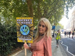 Demo Perubahan Iklim, Model OnlyFans Rela Buka Busana Hingga Mogok Makan