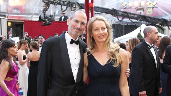 Laurene Powell Jobs mewarisi harta kekayaan Steve Jobs yang berasal dari saham Apple dan Disney. Kini, ia menjadi salah satu wanita terkaya di dunia.