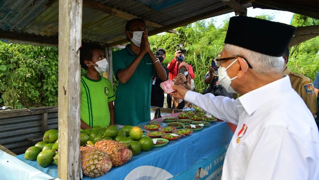 Beda dengan Presiden Jokowi, Wapres Ma'ruf Amin melakukan blusukan dengan mendengarkan aspirasi mama pedagang buah pinang sambil memberinya uang tunai.