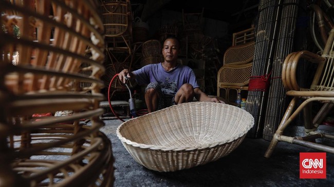 UMKM binaan mendapat pendampingan mulai pelatihan dasar, perizinan, hingga pemasaran. Masyarakat didorong turut membeli produk UMKM.