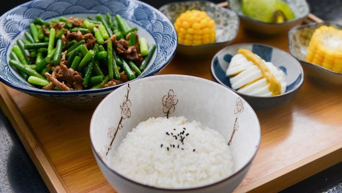 Nasi Putih vs Nasi Merah, Mana yang Lebih Baik Untuk Diet Puasa? Cek Jawabannya di Sini!