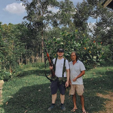Gagah Pegang Senjata, Putra Ahok Ungkap Sosok Kakek di Sampingnya
