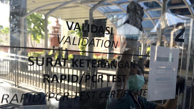Pemerintah mengeluarkan syarat perjalanan baru bagi masyarakat yang ingin ke Bali dengan pesawat selama masa Natal dan tahun baru 2022. Berikut rinciannya.