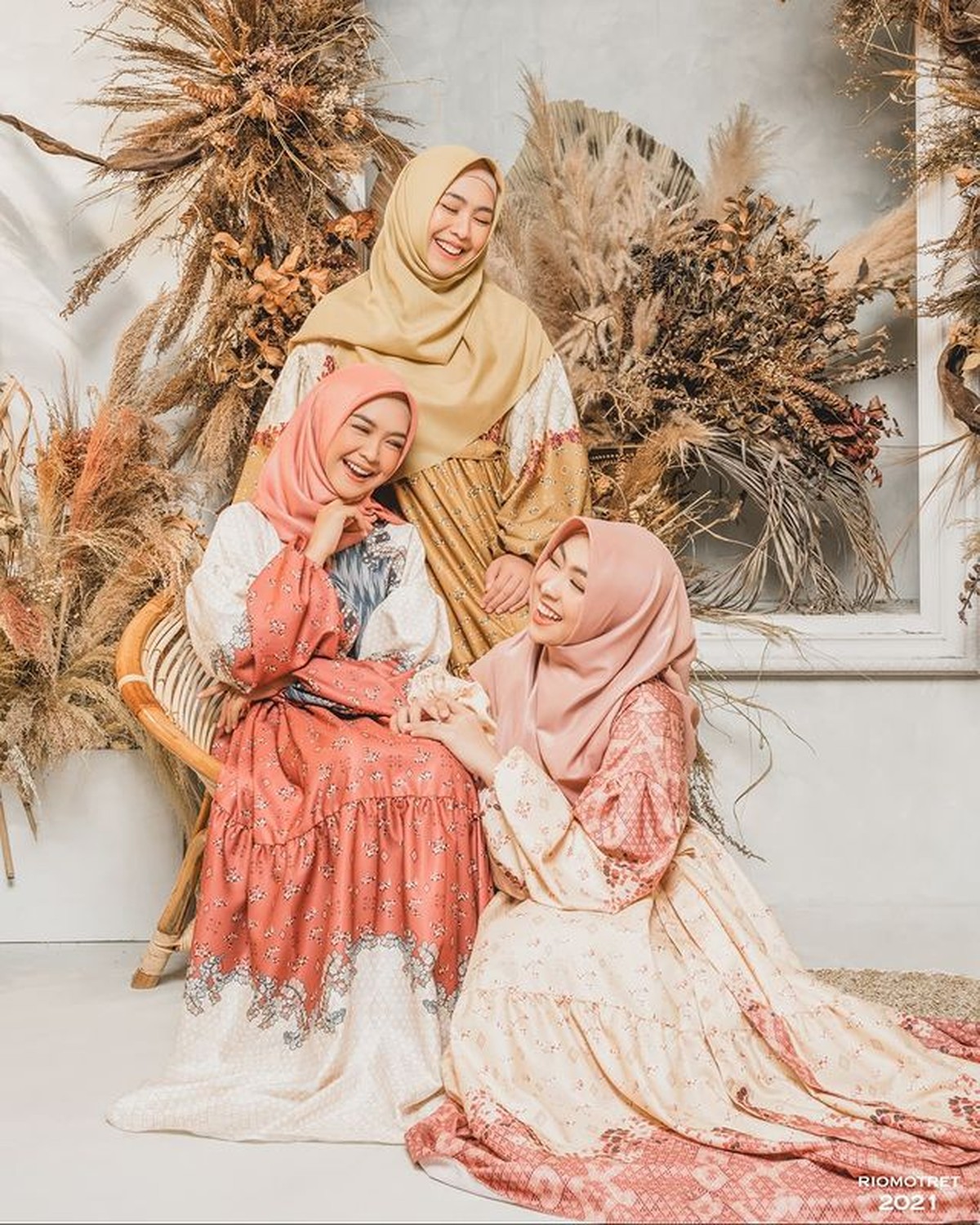 Pesona Kakak Beradik Ria Ricis&comma; Oki Setiana Dewi & Shindy