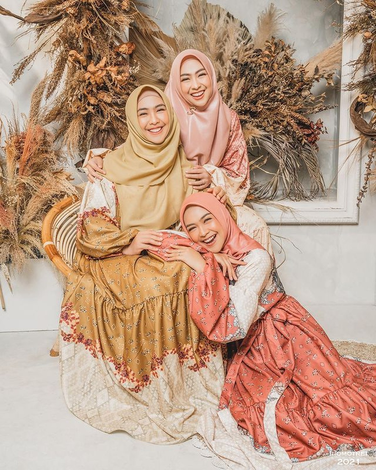 Pesona Kakak Beradik Ria Ricis&comma; Oki Setiana Dewi & Shindy