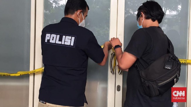 Polisi menetapkan tiga tersangka dari hasil penggerebekan pinjol ilegal di kawasan Pantai Indah Kapuk (PIK), Jakarta Utara.