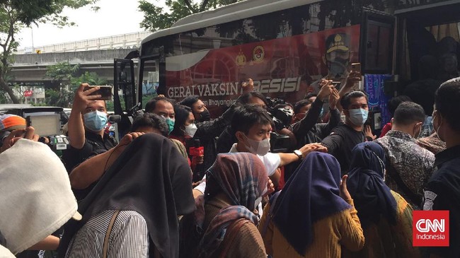Aparat kepolisian kembali menggerebek kantor pinjaman online (pinjol) ilegal di daerah Penjaringan, Jakarta Utara.