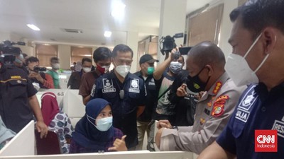 Ade Afifah (22) bertugas meneleponi nasabah pinjol. Tiap hari dia bekerja dari 08.00 WIB hingga 19.00 WIB. 